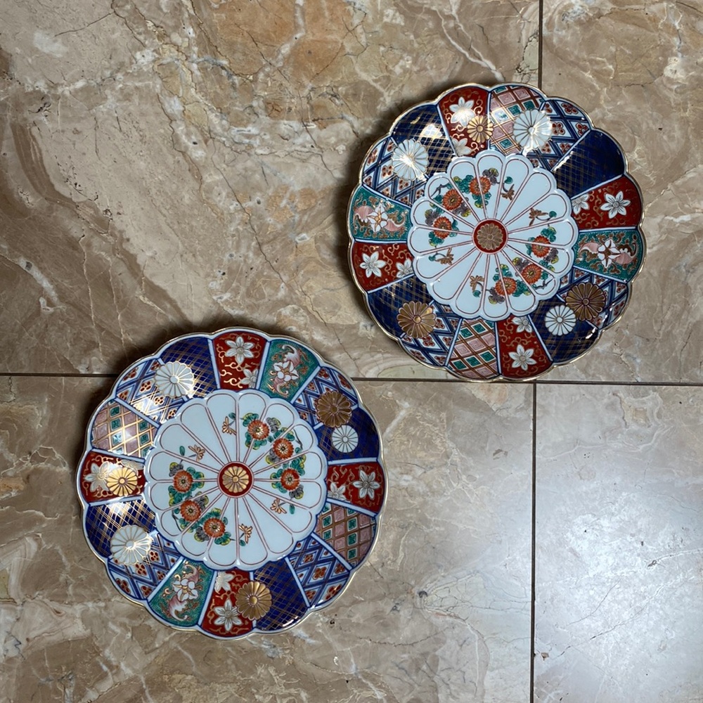 Pair of Imari chrysanthemum and necktie pattern plates